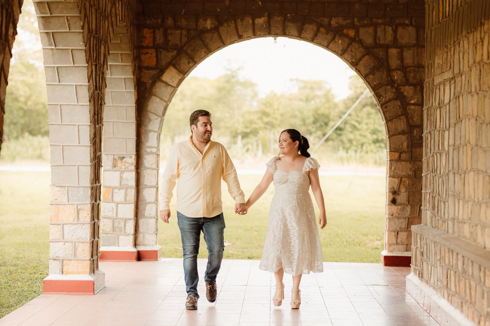 Leonor y David bajo un arco de piedra
